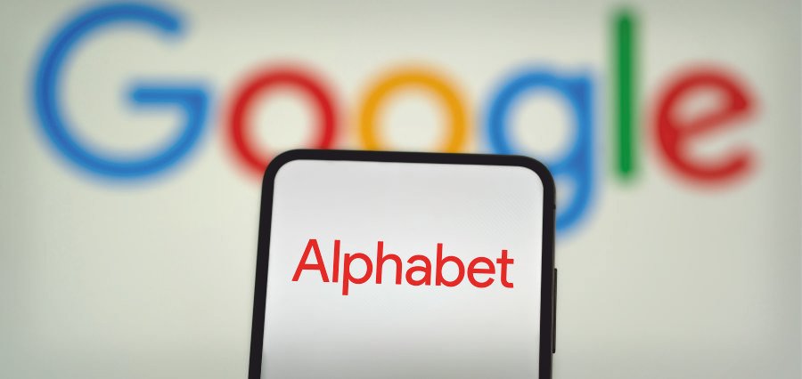 You are currently viewing Alphabet Surges Ahead of Apple as AI Momentum Lifts Market Value